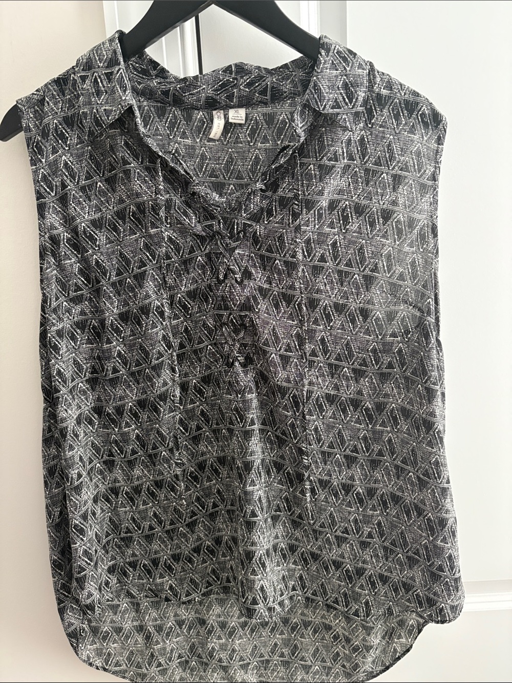 Cato Black & White Geometric Sleeveless Button-Front Camisole